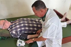 Cấp cứu kịp thời một du kh&aacute;ch người Mỹ c&oacute; dấu hiệu đột quỵ