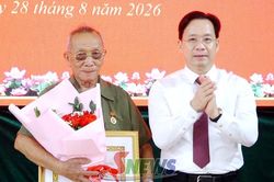 Đồng ch&iacute; B&iacute; thư Tỉnh ủy trao Huy hiệu Đảng đợt 2/9 cho c&aacute;c đảng vi&ecirc;n Đảng bộ phường Chiềng Sinh
