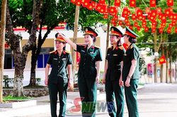 Trung đo&agrave;n 754 rực rỡ cờ hoa ch&agrave;o mừng Quốc kh&aacute;nh