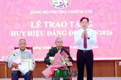 Đồng ch&iacute; B&iacute; thư Tỉnh ủy trao Huy hiệu Đảng cho c&aacute;c đảng vi&ecirc;n Đảng bộ phường Chiềng Cơi