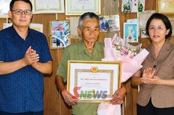 Đồng ch&iacute; Chủ nhiệm Ủy ban Kiểm tra Tỉnh ủy trao Huy hiệu Đảng tại x&atilde; Mường La