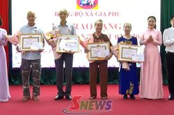 Gia Phù trao tặng Huy hiệu Đảng cho các đảng viên