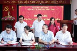 B&agrave;n giao, tiếp nhận đảng vi&ecirc;n giữa Đảng ủy c&aacute;c cơ quan Đảng tỉnh v&agrave; Đảng ủy HĐND tỉnh, Đảng ủy MTTQ Việt Nam tỉnh v&agrave; c&aacute;c đo&agrave;n thể tỉnh