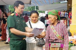 Đưa pháp luật đến phiên chợ vùng cao