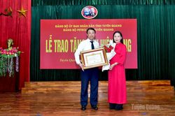 C&aacute;c đồng ch&iacute; l&atilde;nh đạo tỉnh trao Huy hiệu Đảng đợt 2-9 tại c&aacute;c địa phương