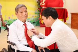 Các đồng chí lãnh đạo tỉnh trao Huy hiệu Đảng đợt 2-9 tại các địa phương