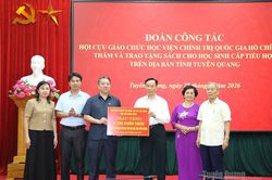 Đo&agrave;n cựu gi&aacute;o chức Học viện Ch&iacute;nh trị Quốc gia Hồ Ch&iacute; Minh thăm v&agrave; l&agrave;m việc tại tỉnh