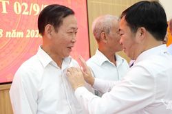 Đồng ch&iacute; B&ugrave;i Văn Lương trao Huy hiệu Đảng tại phường Trung Th&agrave;nh