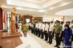 Lãnh đạo thành phố dâng hoa lên Chủ tịch Hồ Chí Minh và dự khai mạc triển lãm chuyên đề