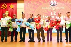 Trao Huy hiệu Đảng cho 490 đảng viên