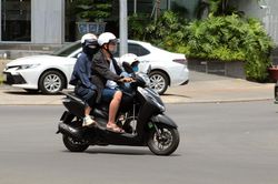 Điều gì xảy ra khi người đi xe mô tô, xe gắn máy phanh gấp?