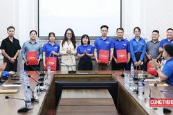 Đo&agrave;n Thanh ni&ecirc;n Bộ C&ocirc;ng Thương trao qu&agrave; tri &acirc;n c&aacute;n bộ Đo&agrave;n chủ chốt