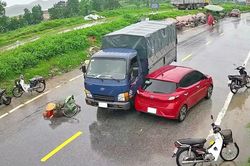 Sang đường bất chấp nguy hiểm, người phụ nữ bị xe tải húc ngã