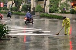 Hà Nội: Mưa lớn bất thường, nhiều tuyến phố ngập cục bộ, công nhân căng mình ứng trực