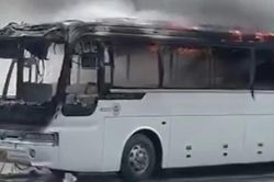 Xe kh&aacute;ch đậu trong khu&ocirc;n vi&ecirc;n c&acirc;y xăng ở TP.HCM bất ngờ bốc ch&aacute;y