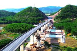 Cảnh bảo tiến độ loạt nhà thầu thi công mở rộng cao tốc Cam Lộ - La Sơn