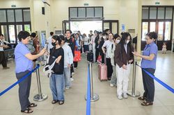 Những chuyến t&agrave;u đầy ắp h&agrave;nh kh&aacute;ch rời Thủ đ&ocirc; ng&agrave;y trước nghỉ lễ Quốc kh&aacute;nh 2/9