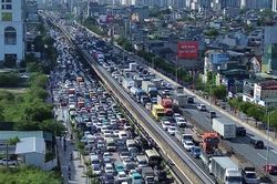 D&ograve;ng người &ugrave;n &ugrave;n rời Thủ đ&ocirc; trước kỳ nghỉ Quốc kh&aacute;nh