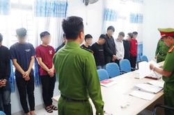 Khởi tố nhóm thanh niên điều khiển xe máy rú ga, ném vỏ chai bia vào nhà dân