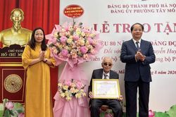 Trao Huy hiệu 80 năm tuổi Đảng cho đảng vi&ecirc;n l&atilde;o th&agrave;nh Nguyễn Huynh