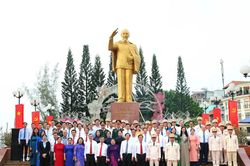 TP. Cần Thơ kỷ niệm 81 năm C&aacute;ch mạng th&aacute;ng T&aacute;m th&agrave;nh c&ocirc;ng v&agrave; Quốc kh&aacute;nh 2/9