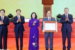 Tổng Bí thư, Chủ tịch nước trao Nghị quyết thành lập thành phố Quảng Ninh