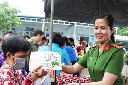 Công an An Giang: Nghĩa tình 'Phiên chợ 0 đồng' tại xã Long Điền