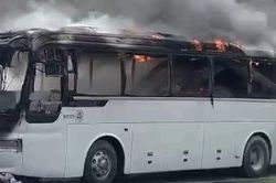 Xe kh&aacute;ch ph&aacute;t hỏa khi đang đỗ b&ecirc;n trong c&acirc;y xăng