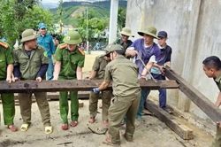 C&ocirc;ng an chung sức ki&ecirc;n cố h&oacute;a nh&agrave; tạm nơi v&ugrave;ng cao, bi&ecirc;n giới ph&iacute;a T&acirc;y Đ&agrave; Nẵng