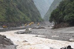 Tr&agrave;n hồ chắn d&ograve;ng ở bi&ecirc;n giới Nepal v&agrave; Trung Quốc