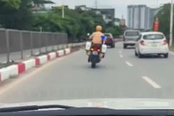 CSGT mở 'đường ưu ti&ecirc;n', đưa nạn nh&acirc;n đứt l&igrave;a c&aacute;nh tay đi cấp cứu