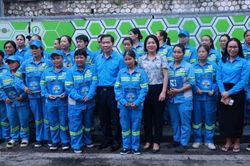 Tặng quà, động viên công nhân có hoàn cảnh khó khăn dịp Quốc khánh