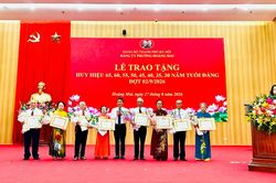 203 đảng viên phường Hoàng Mai được trao tặng Huy hiệu Đảng