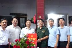 Tặng qu&agrave; c&aacute;n bộ, chiến sĩ bị địch bắt t&ugrave; đ&agrave;y nh&acirc;n dịp Quốc kh&aacute;nh