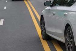 &Ocirc; t&ocirc; đ&egrave; vạch c&oacute; thể bị phạt tới 22 triệu đồng