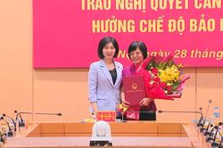 Thường trực HĐND thành phố trao quyết định cán bộ nghỉ hưu
