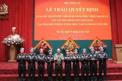 9 sĩ quan C&ocirc;ng an Việt Nam l&ecirc;n đường g&igrave;n giữ h&ograve;a b&igrave;nh tại Nam Sudan