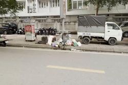 Rác sinh hoạt tràn quanh thùng rác công cộng