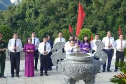 Đoàn đại biểu tỉnh dâng hương tưởng niệm Chủ tịch Hồ Chí Minh và các anh hùng liệt sĩ