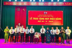 Phó Bí thư Tỉnh ủy, Chủ tịch Ủy ban MTTQ tỉnh Vũ Hồng Quang trao tặng Huy hiệu Đảng cho đảng viên phường Thục Phán