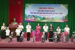 'Tiếp bước em đến trường' tặng qu&agrave; học sinh tại phường T&acirc;n Giang