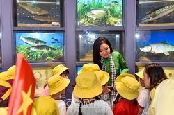 Chạm vào lịch sử, thêm yêu quê hương