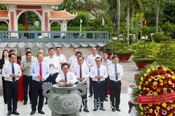 Phó Thủ tướng Chính phủ Hồ Quốc Dũng viếng Khu tưởng niệm Chủ tịch Hồ Chí Minh tại Cà Mau
