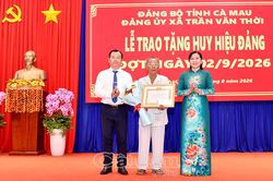 X&atilde; Trần Văn Thời trao Huy hiệu Đảng cho hơn 100 đảng vi&ecirc;n cao ni&ecirc;n