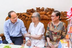 Bí thư Tỉnh uỷ Nguyễn Hồ Hải thăm, tặng quà Mẹ Việt Nam anh hùng
