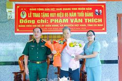 Trao Huy hiệu 65 năm tuổi Đảng cho c&aacute;c đảng vi&ecirc;n l&atilde;o th&agrave;nh
