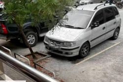 Chiếc &ocirc; t&ocirc; đ&oacute;ng k&iacute;n đỗ l&acirc;u kh&ocirc;ng di chuyển khiến người d&acirc;n nghi ngờ, nh&igrave;n qua cửa k&iacute;nh th&igrave; ph&aacute;t hiện điều đ&aacute;ng sợ