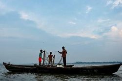 Động cơ hỏng giữa biển, 7 ngư dân trôi dạt 23 ngày rồi được một tàu cá phát hiện trong khoảnh khắc không ai ngờ