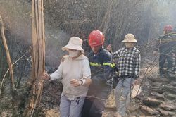 Kịp thời cứu 2 phụ nữ mắc kẹt giữa đám cháy trên đỉnh núi Vũng Chua