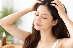 Muốn tóc trông dày khỏe hơn, đừng bỏ qua bước massage da đầu
